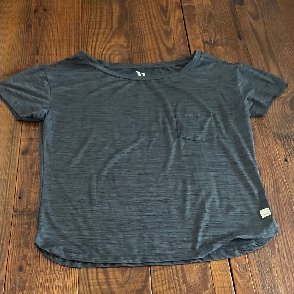 Vuori dark gray short sleeve pocket t, size medium
